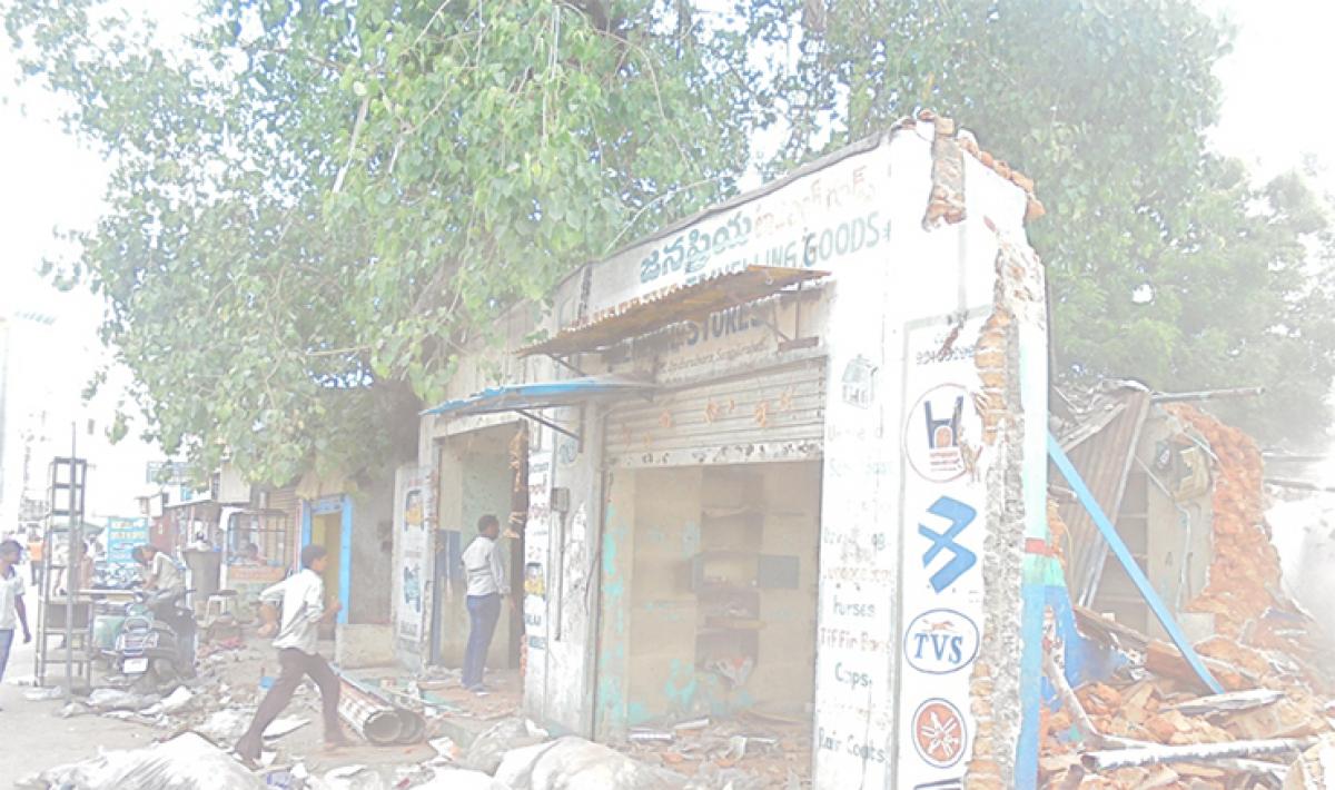 8 shops demolished for Metro Rail